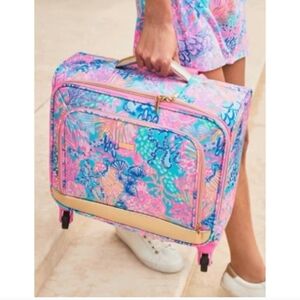 NWT Lilly Pulitzer Carry On Luggage.
It's the Splendor in the Sand print!